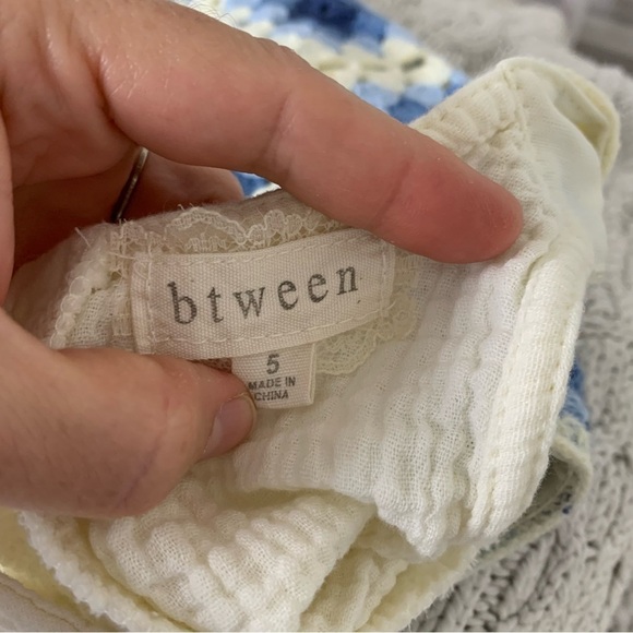 Between Crochet Granny Square Sleeveless Top Little Girl’s Size 5 Blue Cream - Picture 4 of 12